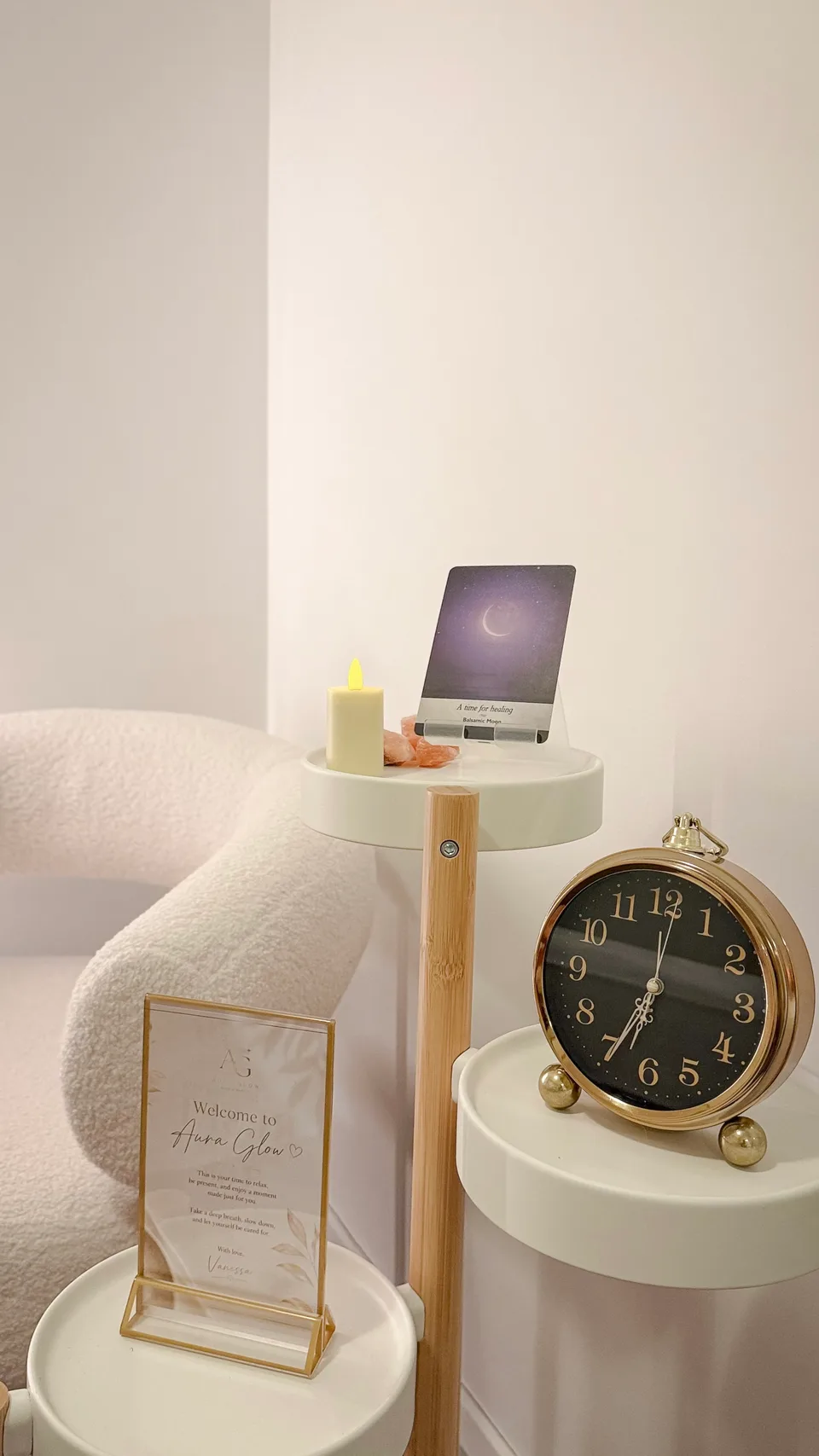 The welcome corner in Vanessa’s studio, with a soft chair, welcome note and gold clock.